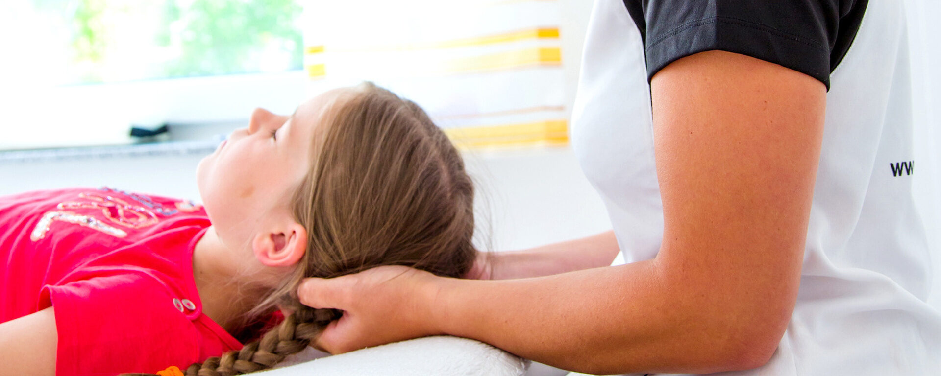 Eine Therapeutin behandelt eine Patientin im Therapiezentrum Hohenau.